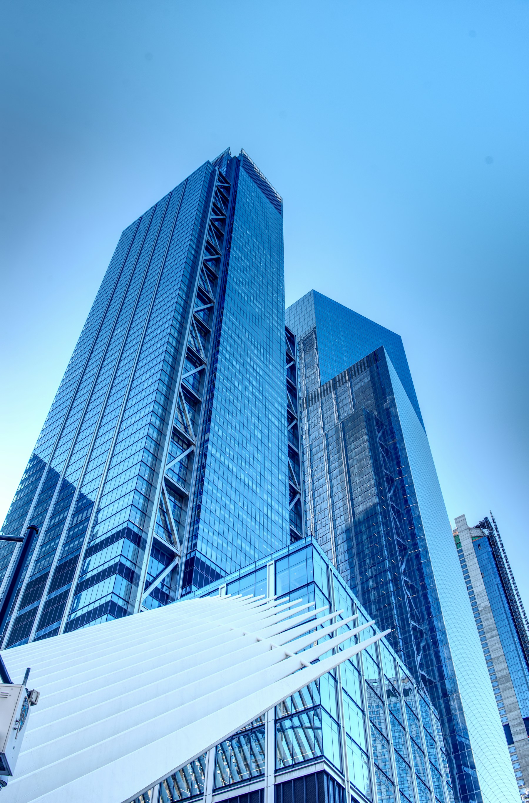 Façade contemporaine de verre, illustration de l’architecture et de la connexion